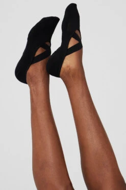 Women's Pivot Barre Sock - Black -Alo Fashion Store A0094W 01 b1 a2 m100