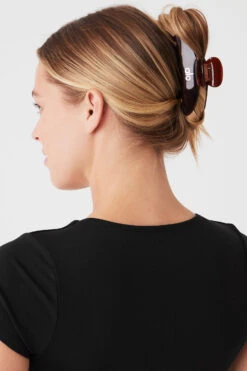 90's Claw Clip - Brown Tortoise 9 90's Claw Clip - Brown Tortoise -Alo Fashion Store A0286W 05200 b1 s1 a1 1 m89