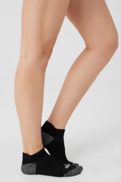 Women's Performance Tab Sock - Black/White 7 Women's Performance Tab Sock - Black/White -Alo Fashion Store A0358W 0100 b1 a2 m89