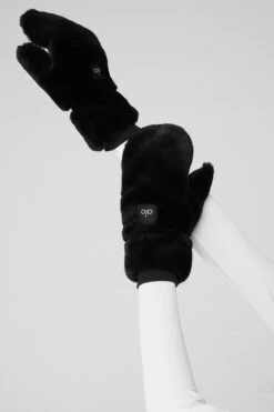 Faux Fur Mittens - Black -Alo Fashion Store A0382W 01 b1 s1 a2 1 m54