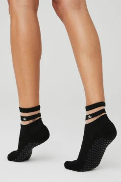 Women's Pulse Grip Sock - Black 8 Women's Pulse Grip Sock - Black -Alo Fashion Store A0485W 01 b1 s1 a2 1 m78