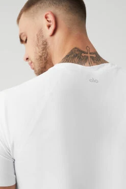 Idol Performance Tee - White -Alo Fashion Store M1179R 00 b1 s3 a4 1 m108