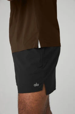 Idol Performance Tee - Espresso 9 Idol Performance Tee - Espresso -Alo Fashion Store M1179R 04064 b1 s3 a4 1 m93