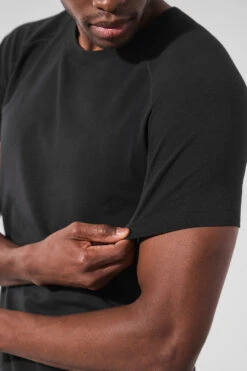 Alo Vapor Crewneck Short Sleeve - Black -Alo Fashion Store M1228R 01 b1 s1 a4 1 m221