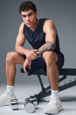 The Triumph Muscle Tank - Navy 11 The Triumph Muscle Tank - Navy -Alo Fashion Store M2033R 03842 b1 s1 a5 1 m214