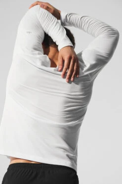 Triumph Long Sleeve Tee - White -Alo Fashion Store M3079R 00 b1 s1 a2 1 m198