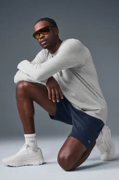 Conquer Reform Crewneck Long Sleeve - Athletic Heather Grey 9 Conquer Reform Crewneck Long Sleeve - Athletic Heather Grey -Alo Fashion Store M3181R 02910 b1 s1 a4 1 m221