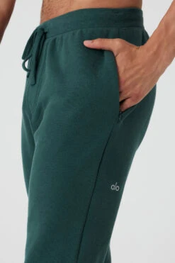 The Triumph Sweatpant - Midnight Green 9 The Triumph Sweatpant - Midnight Green -Alo Fashion Store M5079R 04570 b1 s3 a4 1 m108