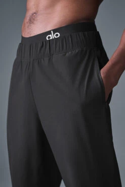Repetition Pant - Black 10 Repetition Pant - Black -Alo Fashion Store M5126R 01 b1 s1 a4 1 m221