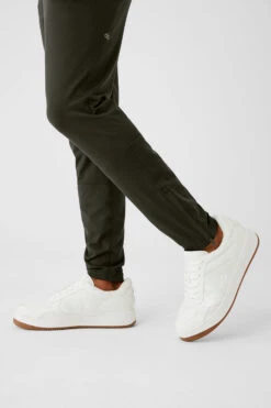 Conquer React Performance Pant - Stealth Green -Alo Fashion Store M5142R 04672 b1 s3 a5 1 m93