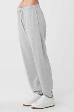 Chill Sweatpant - Athletic Heather Grey -Alo Fashion Store M5151R 02910 b1 s1 a2 1 m54 cdf8f60c 5049 4187 9a7e 54813bbfb230