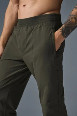 Co-Op Pant - Stealth Green 8 Co-Op Pant - Stealth Green -Alo Fashion Store M5190R 04672 b1 s1 a3 1 m214