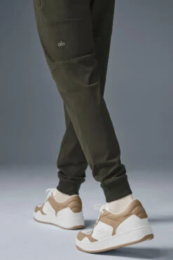 Co-Op Pant - Stealth Green 9 Co-Op Pant - Stealth Green -Alo Fashion Store M5190R 04672 b1 s1 a4 1 m214