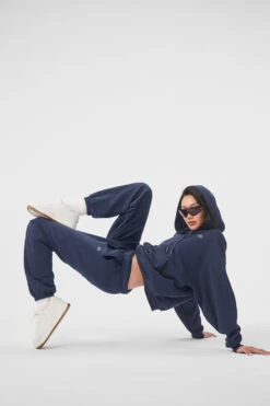 Accolade Sweatpant - Navy 9 Accolade Sweatpant - Navy -Alo Fashion Store U5013RG 03842 b1 s1 a4 1 m54 24faf01b 0f1d 46f8 abcc 2f18291ffe60