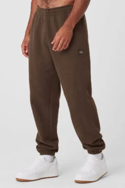 Cuffed Renown Heavy Weight Sweatpant - Espresso 8 Cuffed Renown Heavy Weight Sweatpant - Espresso -Alo Fashion Store U5014R 04064 b1 s3 a2 1 m93