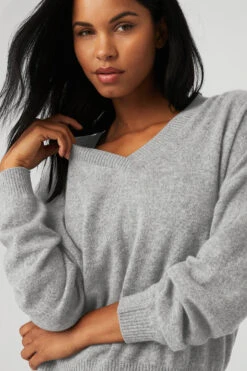 Cashmere Jet Set V-Neck Pullover - Dove Grey Heather 10 Cashmere Jet Set V-Neck Pullover - Dove Grey Heather -Alo Fashion Store W3628R 02288 b1 s1 a4 1 m18
