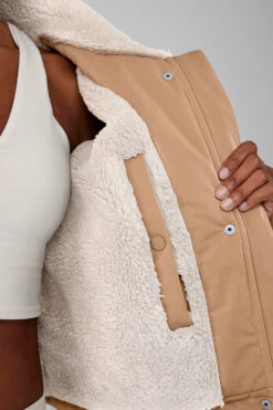 Orion Cropped Puffer - Toasted Almond 9 Orion Cropped Puffer - Toasted Almond -Alo Fashion Store W4464R 05131 b1 s1 a4 1 m76 9e9b8dbe 4c08 42f8 9ec5 93e1cfad639a