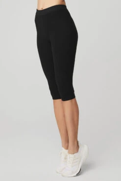 Alosoft High-Waist Iconic 90's Capri - Black 10 Alosoft High-Waist Iconic 90's Capri - Black -Alo Fashion Store W51024R 01 b1 s1 a2 1 m54