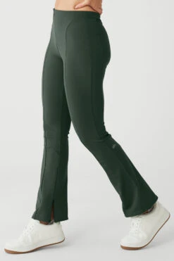 High-Waist 7/8 Zip It Flare Legging - Dark Cactus -Alo Fashion Store W51115R 04059 b1 s1 a2 1 m76 c50d107a df2e 4409 86d5 03c3a66f9631