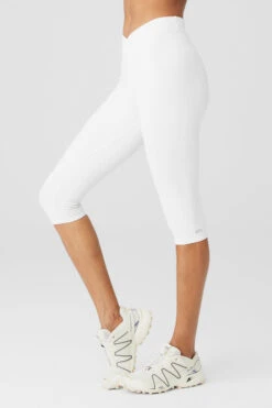 Airbrush V-Cut Define Capri - White -Alo Fashion Store W51164R 00 b1 s1 a3 1 m18 7abcc96c dae1 4d52 86c0 32387d0a780a