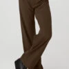 Mid-Rise Showdown Trouser - Espresso -Alo Fashion Store W51214R 04064 b1 s1 a1 1 m18