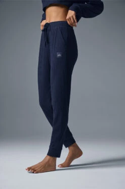 Muse Sweatpant - Navy 13 Muse Sweatpant - Navy -Alo Fashion Store W5784R 03842 b1 s1 a4 1 m18