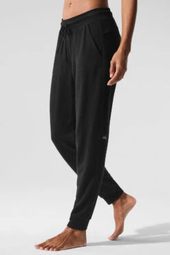 Soho Sweatpant - Black -Alo Fashion Store W5912R 01 b1 s1 a3 1 m76