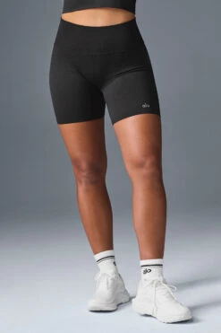 5" Seamless Ribbed Favorite Short - Black 17 5" Seamless Ribbed Favorite Short - Black -Alo Fashion Store W6290R 01 b1 s1 a1 m196