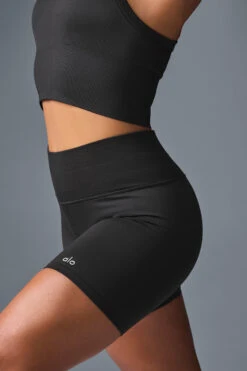 5" Seamless Ribbed Favorite Short - Black 18 5" Seamless Ribbed Favorite Short - Black -Alo Fashion Store W6290R 01 b1 s1 a2 m196